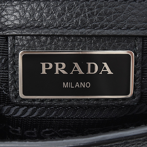 プラダ バッグ メンズ ショルダーバッグ カーフレザー 三角プレート ブラック PRADA 中古